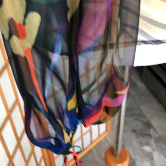 Salvatore Ferragamo Silk Sheer blouse, hardly worn size 38 4/6 mixed colors - Picture 5 of 12